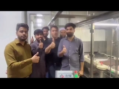 Εργαζόμενη μηχανή πλήρωσης και σφράγισης φαρμακείου με πιστοποίηση GMP